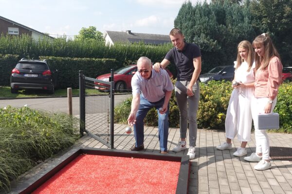 VII Voyes - une famille joue à la pétanque - maison de repos - Vedrin