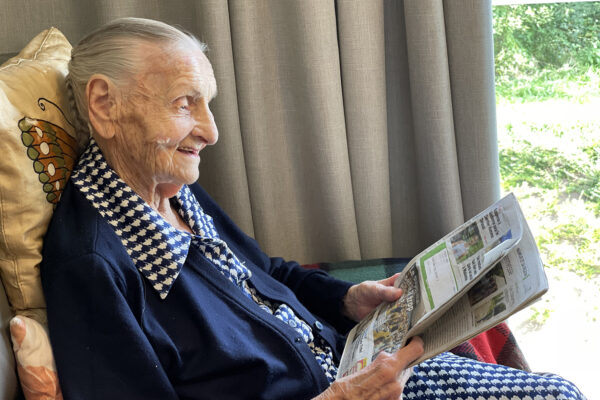 VII Voyes - Chambre une femme lit un journal - maison de repos - Vedrin