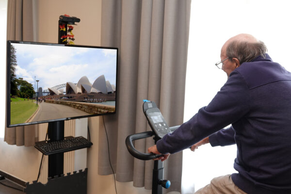 VII Voyes Salle de kiné un homme sur un Silverfit- maison de repos - Vedrin