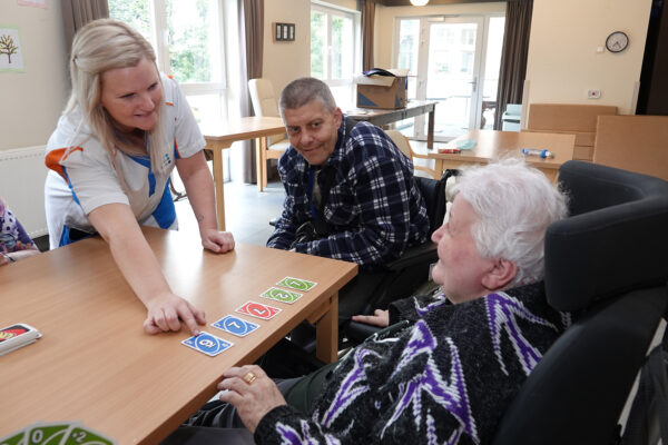 Château sous Bois - Personnes jouent à Uno - maison de repos - Spa
