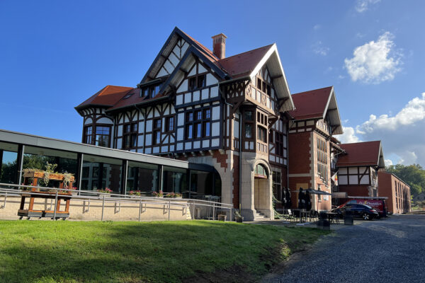 Château sous Bois - Façade de côté- maison de repos - Spa