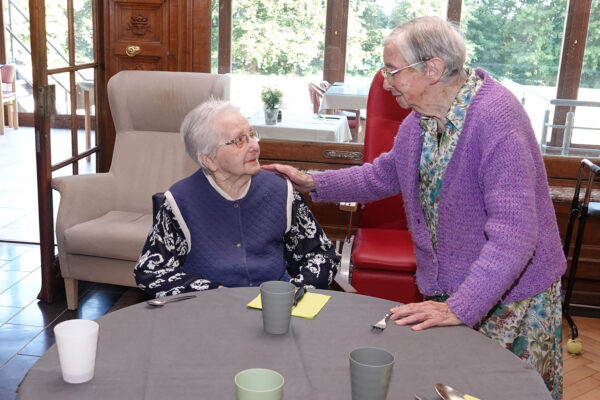 Château sous Bois - Brasserie 2 femmes parlent - maison de repos - Spa