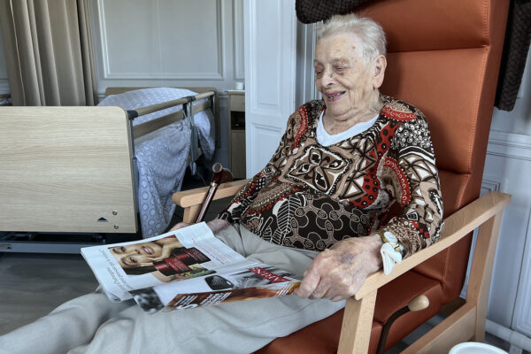 Château sous Bois - Chambre une femme lit un magazine- maison de repos - Spa