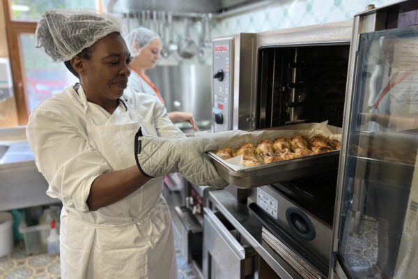 Château sous Bois - Cuisine une femme sort un plat du four - maison de repos - Spa