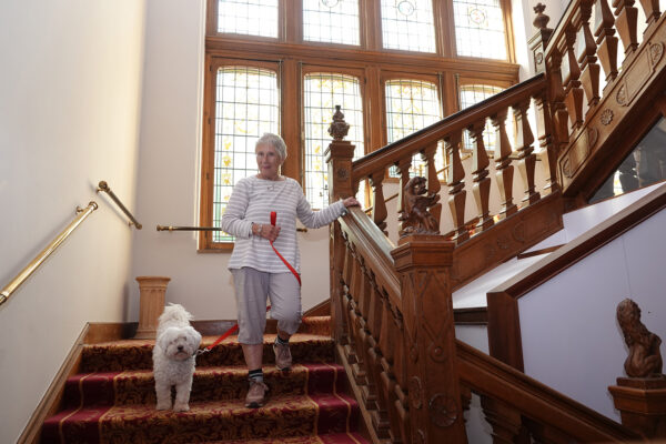 Château sous Bois - une femme et son chien dans l'escalier - maison de repos - Spa