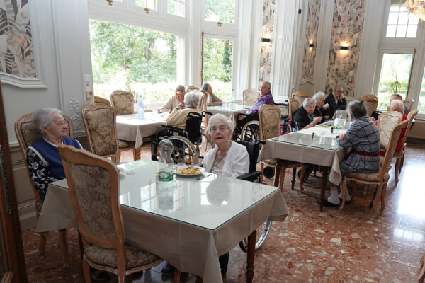 Château sous Bois - Restaurant groupe de personnes assises à table -maison de repos - Spa