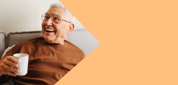 Een gezellige babbel tijdens een kopje koffie met de thuishulp