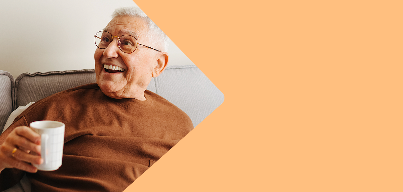 Een gezellige babbel tijdens een kopje koffie met de thuishulp