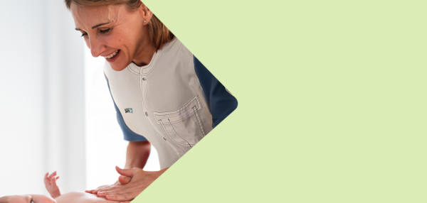 Kraamhulp van Korian Home Care verzorgt baby