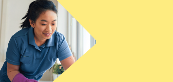 De poetshulp van Korian Home Care kuist het aanrecht