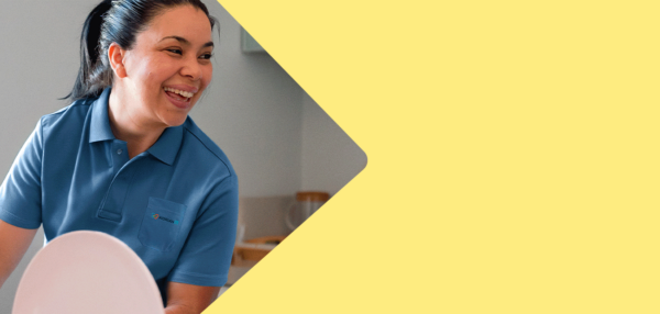 De poetshulp doet de afwas.