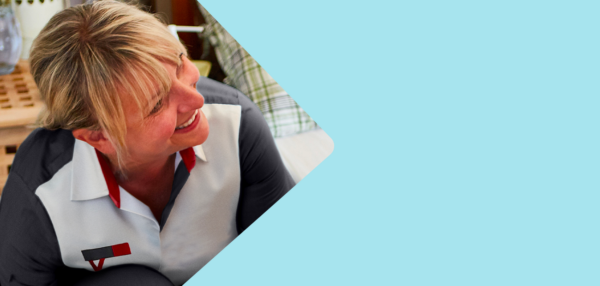 Thuisverpleegkundige helpt haar patiënt