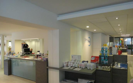 OrthoShop by Korian Willebroek interieur zorgwinkel met toog