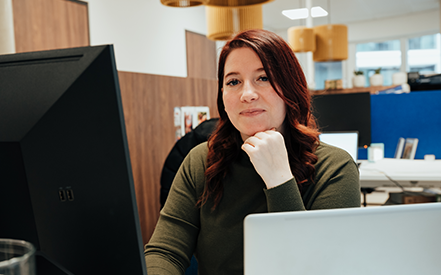 Korian Home Care tarificatiedienst medewerker zit aan haar bureau