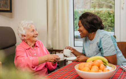 De zorgkundige tijdens een koffiemoment.